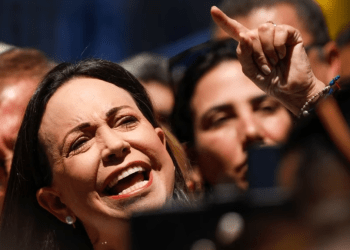 La candidata presidencial opositora en Venezuela, María Corina Machado, da un discurso ante la prensa y flanqueada por líderes de partidos antichavistas en Caracas, el 29 de enero de 2024.