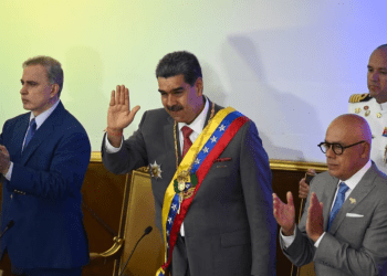 En la imagen del 15 de enero de 2024 aparecen el presidente venezolano, Nicolás Maduro (centro), el fiscal general de Venezuela, Tarek William Saab (izquierda.), y el presidente de la Asamblea Nacional, Jorge Rodríguez.