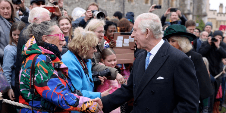 El rey Carlos de Inglaterra y la reina Camila saludan al público después de asistir al servicio religioso del Domingo de Pascua en la Capilla de San Jorge, en el Castillo de Windsor, el 31 de marzo de 2024.