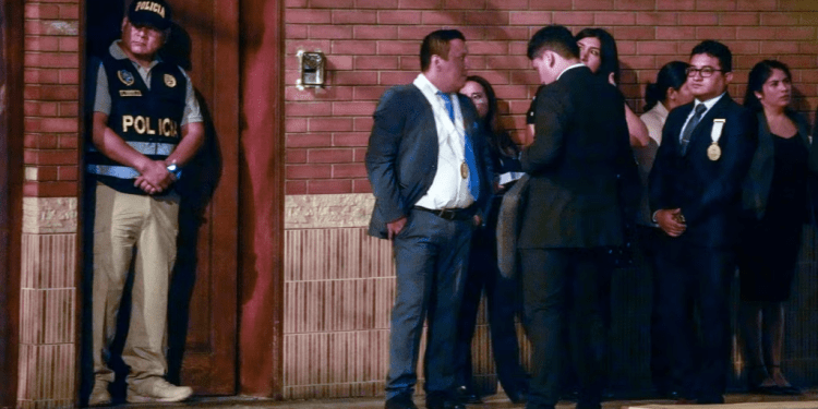 Policías y fiscales esperan a las afueras de la residencia de la presidenta peruana Dina Boluarte durante un allanamiento por una investigación sobre presunta corrupción, en Lima, este sábado 30 de marzo de 2024.