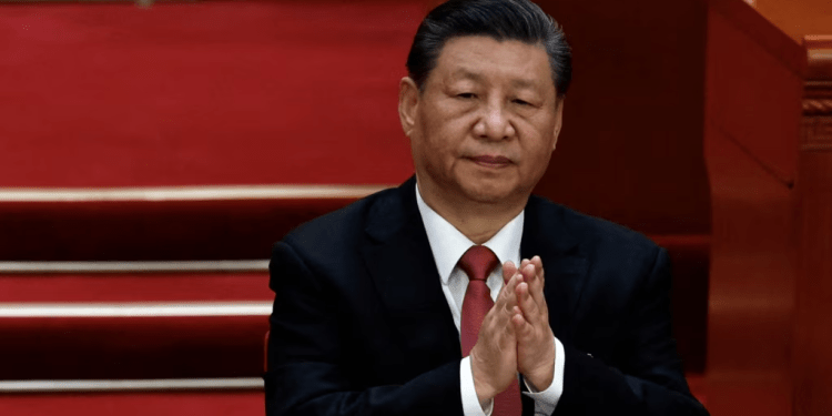El presidente chino Xi Jinping aplaude en una sesión del Congreso Nacional del Pueblo, en Beijing, China, el 11 de marzo de 2024.