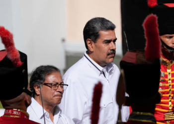 Los presidentes de Colombia y Venezuela, Gustavo Petro y Nicolás Maduro, presencian actos de la guardia de honor en el Palacio de Miraflores, en Caracas, en la visita oficial del mandatario vecino, el 18 de noviembre de 2023.