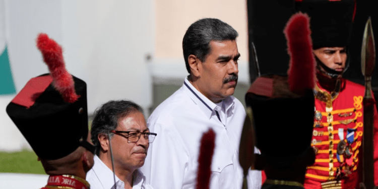 Los presidentes de Colombia y Venezuela, Gustavo Petro y Nicolás Maduro, presencian actos de la guardia de honor en el Palacio de Miraflores, en Caracas, en la visita oficial del mandatario vecino, el 18 de noviembre de 2023.