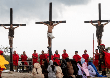 El católico filipino Rubén Enaje es clavado en la cruz durante su recreación de la crucifixión de Jesucristo el Viernes Santo, en San Fernando, Pampanga, Filipinas, el 29 de marzo de 2024.