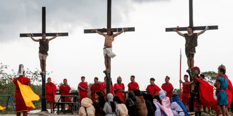 El católico filipino Rubén Enaje es clavado en la cruz durante su recreación de la crucifixión de Jesucristo el Viernes Santo, en San Fernando, Pampanga, Filipinas, el 29 de marzo de 2024.