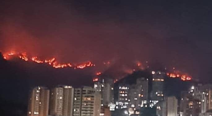 Carabobo: Cerros de Valencia y Naguanagua convertidos en enormes focos de incendios forestales (Imágenes)