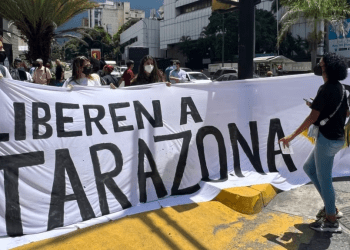 Activistas participan en una protesta en agosto de 2022 en Caracas para exigir la liberación del defensor de DDHH, Javier Tarazona, detenido desde julio de 2021.