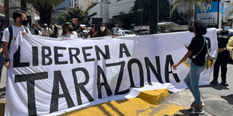 Activistas participan en una protesta en agosto de 2022 en Caracas para exigir la liberación del defensor de DDHH, Javier Tarazona, detenido desde julio de 2021.