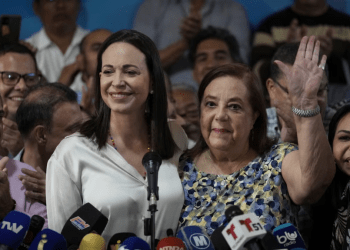 La líder opositora, María Corina Machado, junto a Corina Yoris, nombrada por unanimidad candidata presidencial de la Plataforma Unitaria de la oposición.