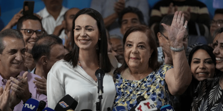 La líder opositora, María Corina Machado, junto a Corina Yoris, nombrada por unanimidad candidata presidencial de la Plataforma Unitaria de la oposición.