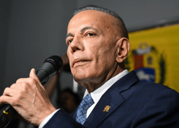El gobernador del Zulia y candidato presidencial opositor, Manuel Rosales, habla a la prensa en Caracas, este martes 26 de marzo de 2024.