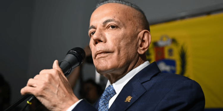 El gobernador del Zulia y candidato presidencial opositor, Manuel Rosales, habla a la prensa en Caracas, este martes 26 de marzo de 2024.