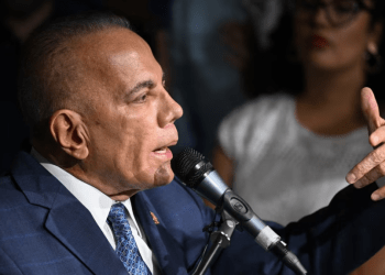 Manuel Rosales, gobernador del Zulia y uno de los dos candidatos presidenciales inscritos por la oposición en Venezuela, habla a la prensa en Caracas, el martes 26 de marzo de 2024.