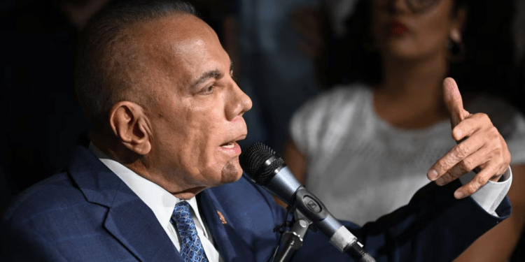 Manuel Rosales, gobernador del Zulia y uno de los dos candidatos presidenciales inscritos por la oposición en Venezuela, habla a la prensa en Caracas, el martes 26 de marzo de 2024.