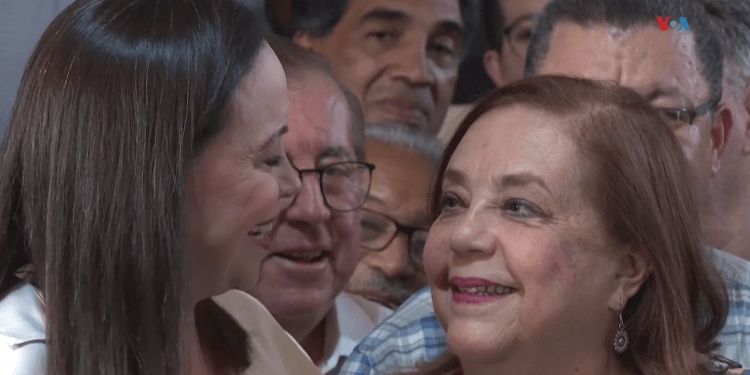 Elecciones en Venezuela: ¿cómo queda la oposición sin “las Corinas” en la carrera por la presidencia? (+ Video)
