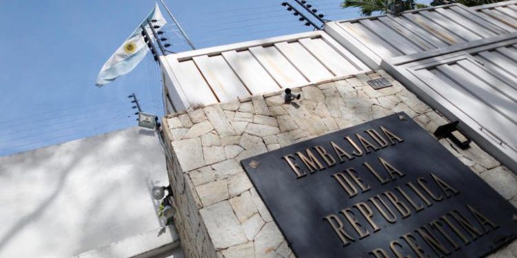 Argentina denuncia corte eléctrico en su embajada en Caracas tras brindar asilo a opositores
