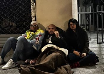 Ecuador: Grupo de venezolanos comienza una huelga de hambre frente al consulado de Venezuela, para exigir al CNE se abra el RE (+ Video)