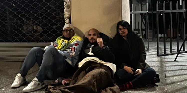 Ecuador: Grupo de venezolanos comienza una huelga de hambre frente al consulado de Venezuela, para exigir al CNE se abra el RE (+ Video)