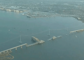 Así luce el puente Francis Scott Key luego de que un barco portacontenedores chocó con uno de los soportes del puente el martes 26 de marzo de 2024 en Baltimore. (WJLA vía AP)