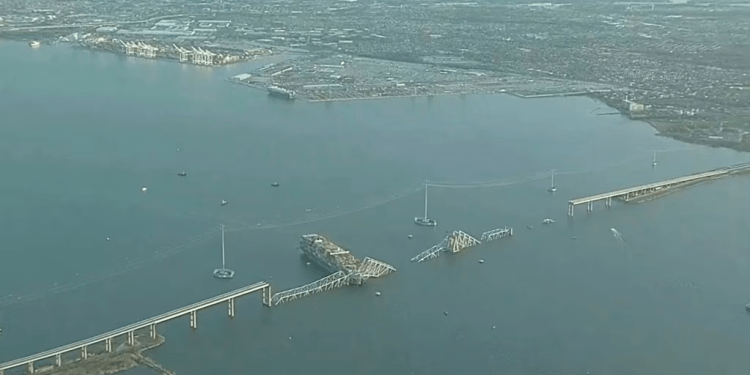 Así luce el puente Francis Scott Key luego de que un barco portacontenedores chocó con uno de los soportes del puente el martes 26 de marzo de 2024 en Baltimore. (WJLA vía AP)