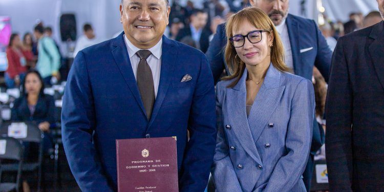 Javier Bertucci inscribió ante el CNE su candidatura