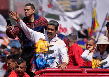 El presidente Nicolás Maduro saludo a simpatizantes en Caracas en su camino a la sede del poder electoral, en Caracas, este lunes 25 de marzo de 2024.