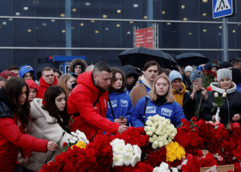 Personas depositan flores en las afueras de la sala de conciertos Crocus City Hall, en un monumento improvisado a las víctimas del ataque a tiros que dejó más de un centenar de muertos. Foto del 24 de marzo de 2024