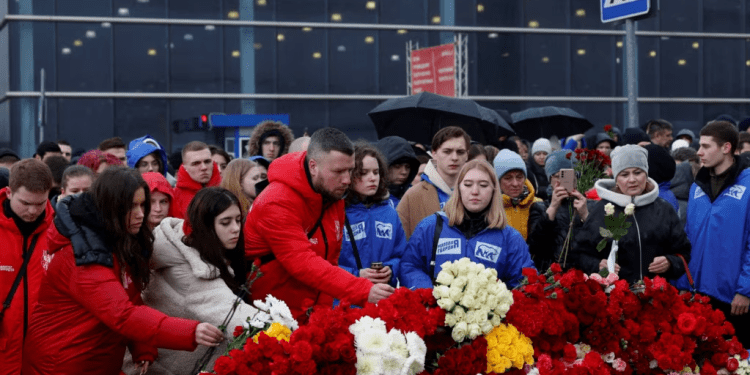 Personas depositan flores en las afueras de la sala de conciertos Crocus City Hall, en un monumento improvisado a las víctimas del ataque a tiros que dejó más de un centenar de muertos. Foto del 24 de marzo de 2024