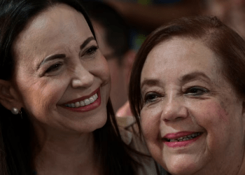 La líder opositora, María Corina Machado, junto a Corina Yoris, designada candidata presidencial de la Plataforma Unitaria de la oposición por unanimidad.