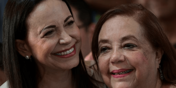 La líder opositora, María Corina Machado, junto a Corina Yoris, designada candidata presidencial de la Plataforma Unitaria de la oposición por unanimidad.