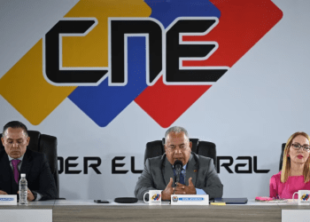El presidente del CNE venezolano, Elvis Amoroso, habla junto a los rectores Carlos Quintero y Rosalba Gil en la sede del poder electoral, en Caracas, este jueves 21 de marzo de 2024.
