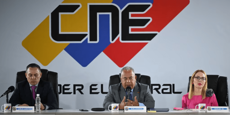 El presidente del CNE venezolano, Elvis Amoroso, habla junto a los rectores Carlos Quintero y Rosalba Gil en la sede del poder electoral, en Caracas, este jueves 21 de marzo de 2024.