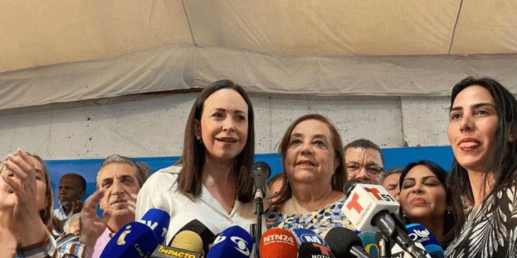 La líder opositora venezolana, María Corina Machado, junto a Corina Yoris Villasana, nombrada candidata para las elecciones presidenciales en la sede del comando de campaña de Vente Venezuela, el 22 de marzo de 2023.