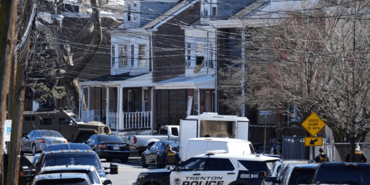La policía rodea una vivienda en Trenton, Nueva Jersey, el sábado 16 de marzo de 2024.
