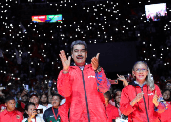 El presidente de Venezuela, Nicolás Maduro, saluda a sus seguidores después de aceptar la candidatura del gobernante Partido Socialista Unido para postularse para otro mandato en las elecciones del 28 de julio de 2024, en el Poliedro de Caracas, el sábado, 16 de marzo de 2024.