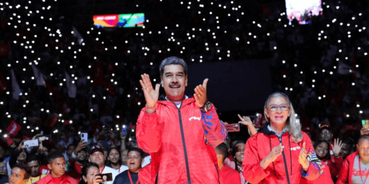 El presidente de Venezuela, Nicolás Maduro, saluda a sus seguidores después de aceptar la candidatura del gobernante Partido Socialista Unido para postularse para otro mandato en las elecciones del 28 de julio de 2024, en el Poliedro de Caracas, el sábado, 16 de marzo de 2024.