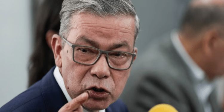 Gerardo Blyde, delegado jefe opositor para las negociaciones, habla con la prensa en Caracas el 19 de febrero de 2024.