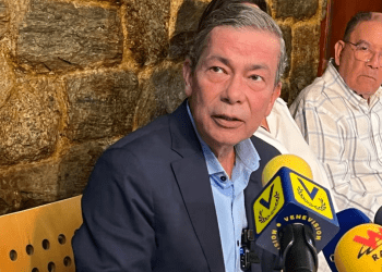 Gerardo Blyde, jefe de la delegación negociadora de la oposición durante una conferencia de prensa.