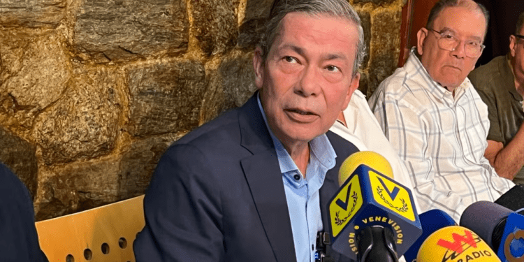 Gerardo Blyde, jefe de la delegación negociadora de la oposición durante una conferencia de prensa.