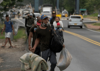 Una familia de inmigrantes venezolanos se aleja de la frontera con Venezuela en Pamplona, Colombia, el miércoles 7 de octubre de 2020.
