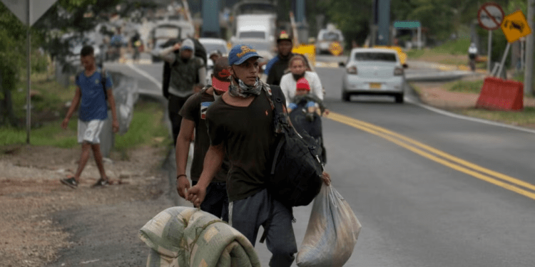 Una familia de inmigrantes venezolanos se aleja de la frontera con Venezuela en Pamplona, Colombia, el miércoles 7 de octubre de 2020.