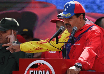 El presidente Nicolás Maduro se dirige a simpatizantes en un mitin por el aniversario número 20 de un discurso antiimperialista del exmandatario Hugo Chávez, en Caracas, el 29 de febrero de 2024.