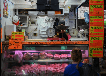 Una mujer compra carne en el mercado municipal de Quinta Crespo, en Caracas, el 15 de diciembre de 2022.
