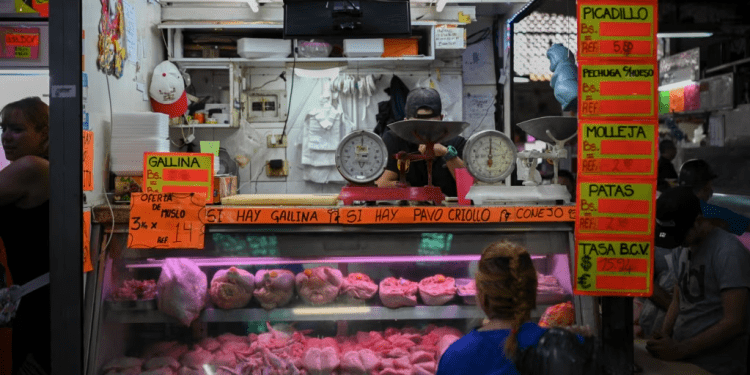 Una mujer compra carne en el mercado municipal de Quinta Crespo, en Caracas, el 15 de diciembre de 2022.
