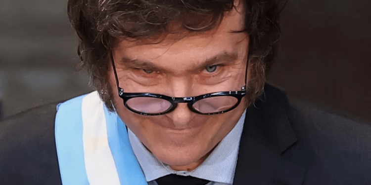 El presidente argentino Javier Milei se dirige al Parlamento de su nación en el Congreso, en Buenos Aires, el 1 de marzo de 2024. Su gobierno inició acciones diplomáticas contra el de Venezuela por restricciones de espacio aéreo.