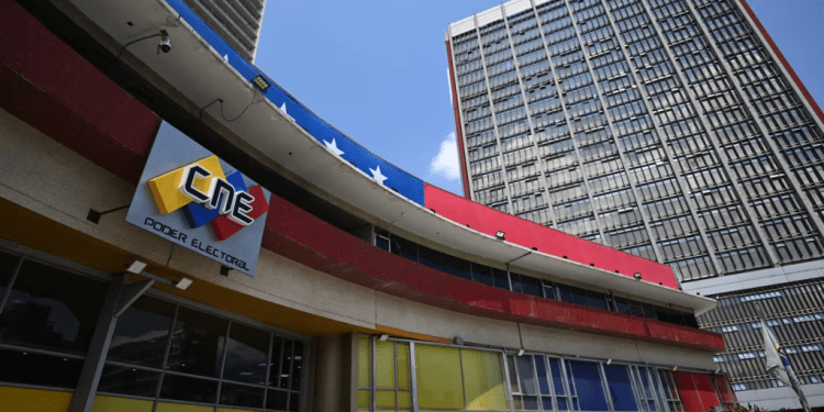 Vista de la fachada de la sede del Consejo Nacional Electoral en Caracas, el 5 de marzo de 2024. El poder comicial confirmó en su página web que la candidata María Corina Machado está inhabilitada para cargos públicos.