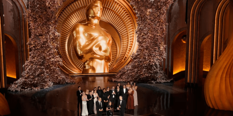 El elenco y el equipo de "Oppenheimer" aceptan el premio a la mejor película durante los Oscar el domingo 10 de marzo de 2024 en el Dolby Theatre de Los Ángeles.