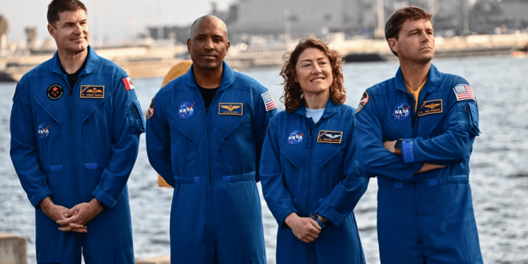 El astronauta de la Agencia Espacial Canadiense Jeremy Hansen (izq.) y los astronautas de la NASA Victor Glover, Christina Koch y Reid Wiseman asisten a una conferencia de prensa sobre la cápsula de prueba del Orion, en San Diego, California, el 28 de febrero de 2024.