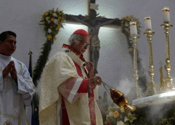 El cardenal nicaragüense Leopoldo Brenes dirige una misa para los diáconos católicos recién ordenados en la Catedral Metropolitana de Managua el 7 de febrero de 2024