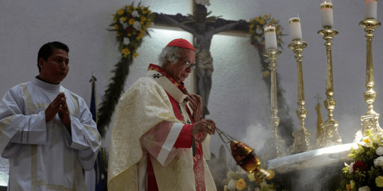 El cardenal nicaragüense Leopoldo Brenes dirige una misa para los diáconos católicos recién ordenados en la Catedral Metropolitana de Managua el 7 de febrero de 2024